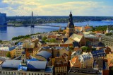 Lettonia – Il premier pensa all’Eurozona mentre tutti scappano